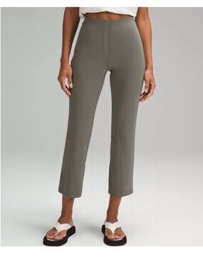 NWT Lululemon Smooth Fit Pull-On High-Rise Crop pants. Size 8